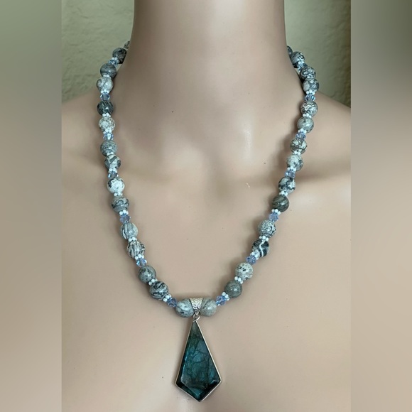 24 inch Grey Map and Labradorite Gemstone bead Necklace NWOT - Picture 4 of 14